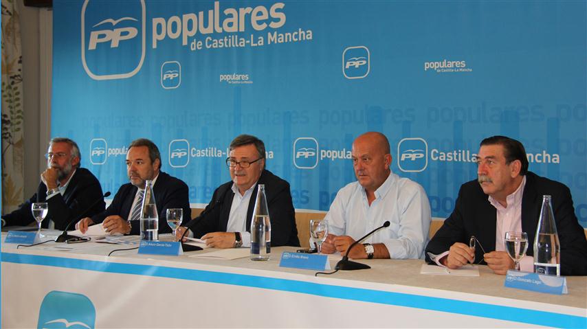 García-Tizón traslada el apoyo del PP de Toledo a la propuesta de Cospedal de reducir los diputados regionales y suprimir sus retribuciones fijas