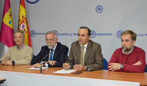 Gregorio y Ramos con representantes PP Illescas y Torrijos en rueda prensa sobre línea tren Madrid Extremadura 061118