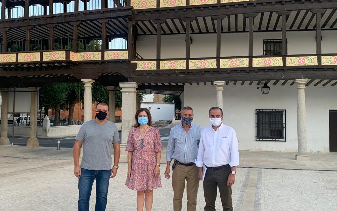 Gregorio muestra su apoyo al PP de Tembleque tras las obras del PSOE en la Plaza Mayor, que han desvirtuado totalmente el diseño original