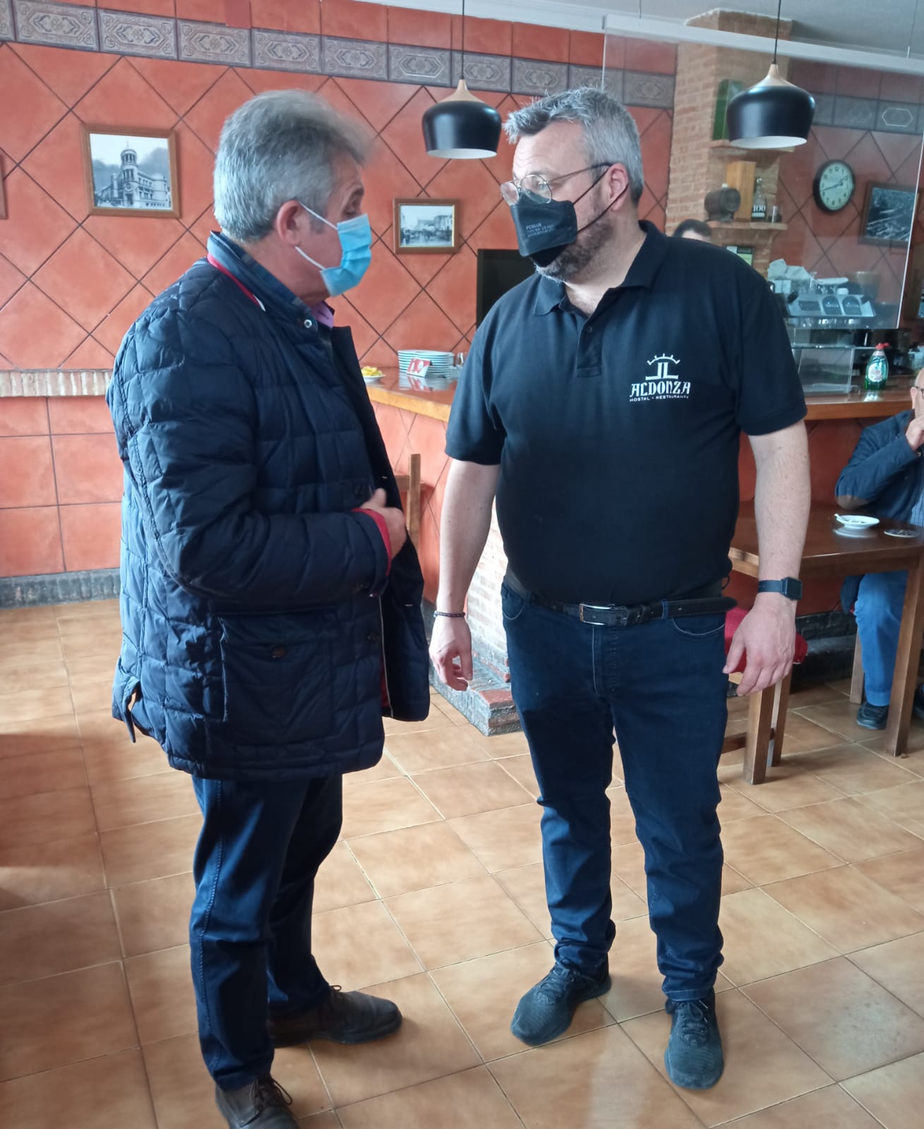 Pedro Casas visita hostelería en Quintanar de la Orden 240421
