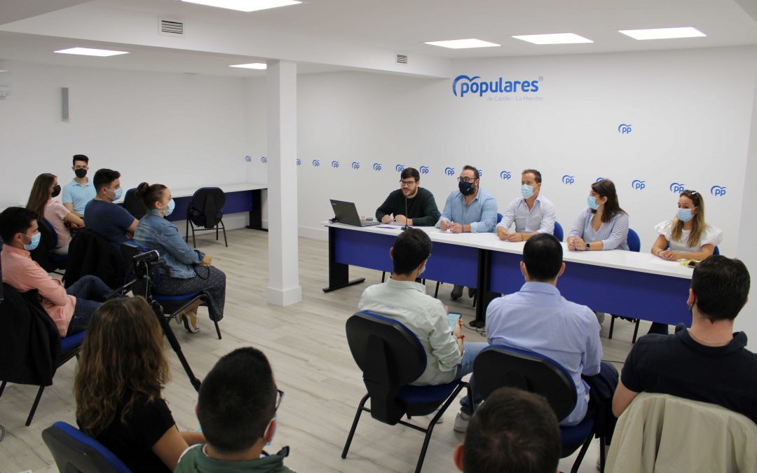 Velázquez destaca la importancia de los jóvenes en el proyecto del PP, del que tienen que ser “protagonistas y actores fundamentales”