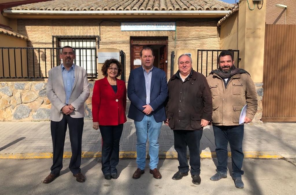 Los diputados nacionales del PP muestran su apoyo a los vecinos de Magán, que piden un pediatra para su centro de salud