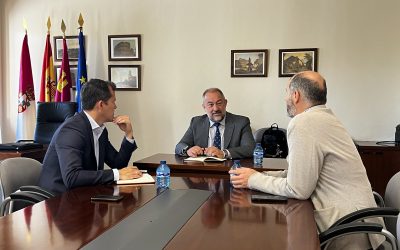Velázquez colaborará con la Universidad “para que se convierta en un elemento de cohesión e integración con Santa Teresa y con Vega Baja”