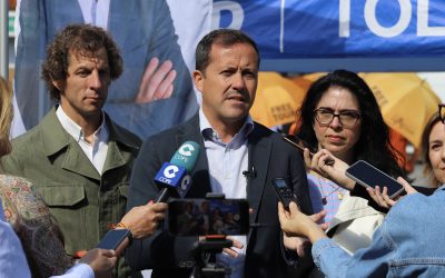 Velázquez se compromete a ampliar las frecuencias de los autobuses, adecuar las rutas y poner en marcha la gratuidad del trasporte público en horas punta