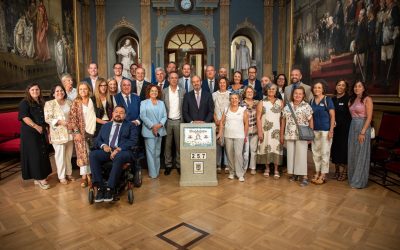 Entrega de una réplica del primer hito del Camino Real de Guadalupe al presidente del Senado