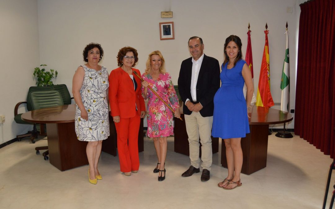 José Julián Gregorio felicita a Carolina Alonso, primera alcaldesa con parálisis cerebral de toda España