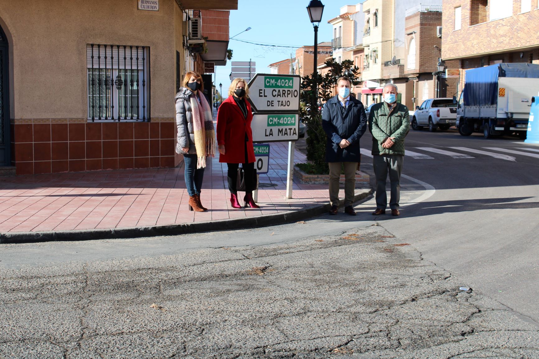 Guerrero con alcaldes de Santa Olalla y La Mata carretera que une los pueblos 091220web