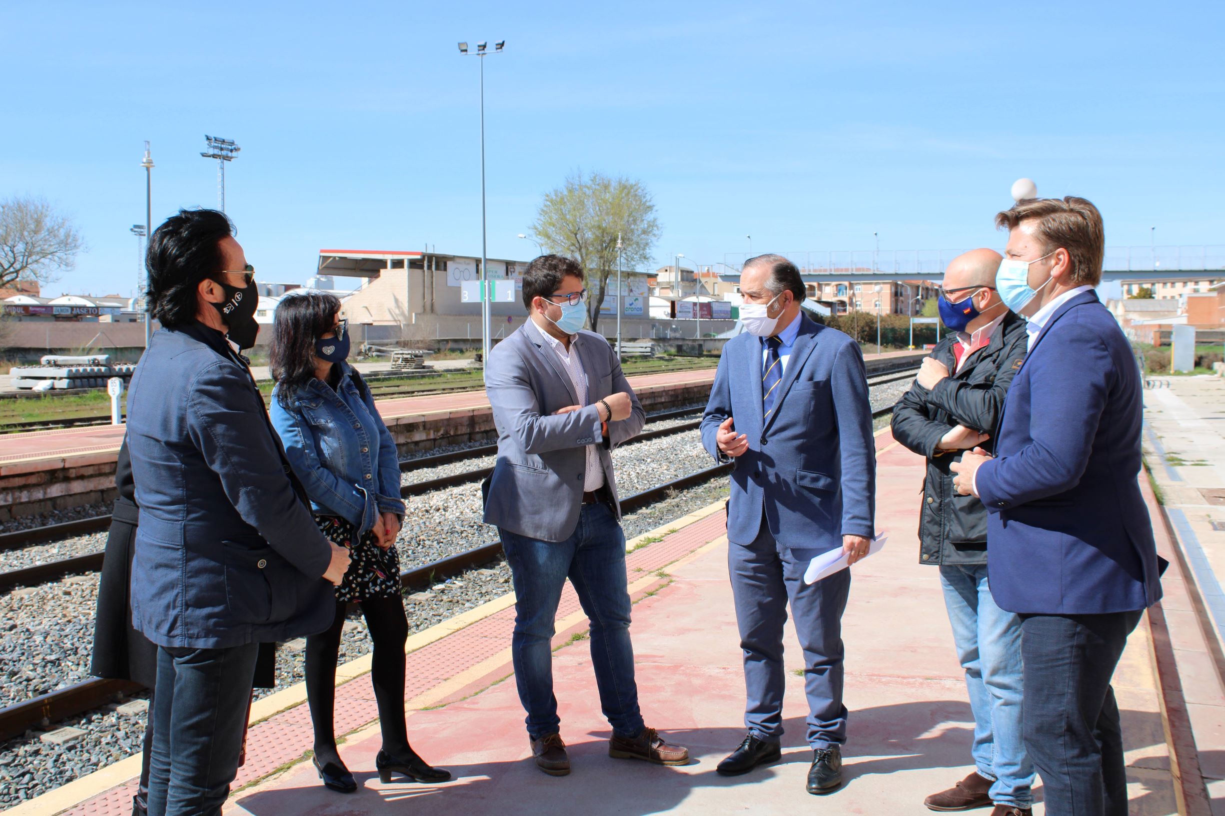Gregorio Muñoz y Congosto con concejales zona Torrijos en la estación de tren 110321 1web