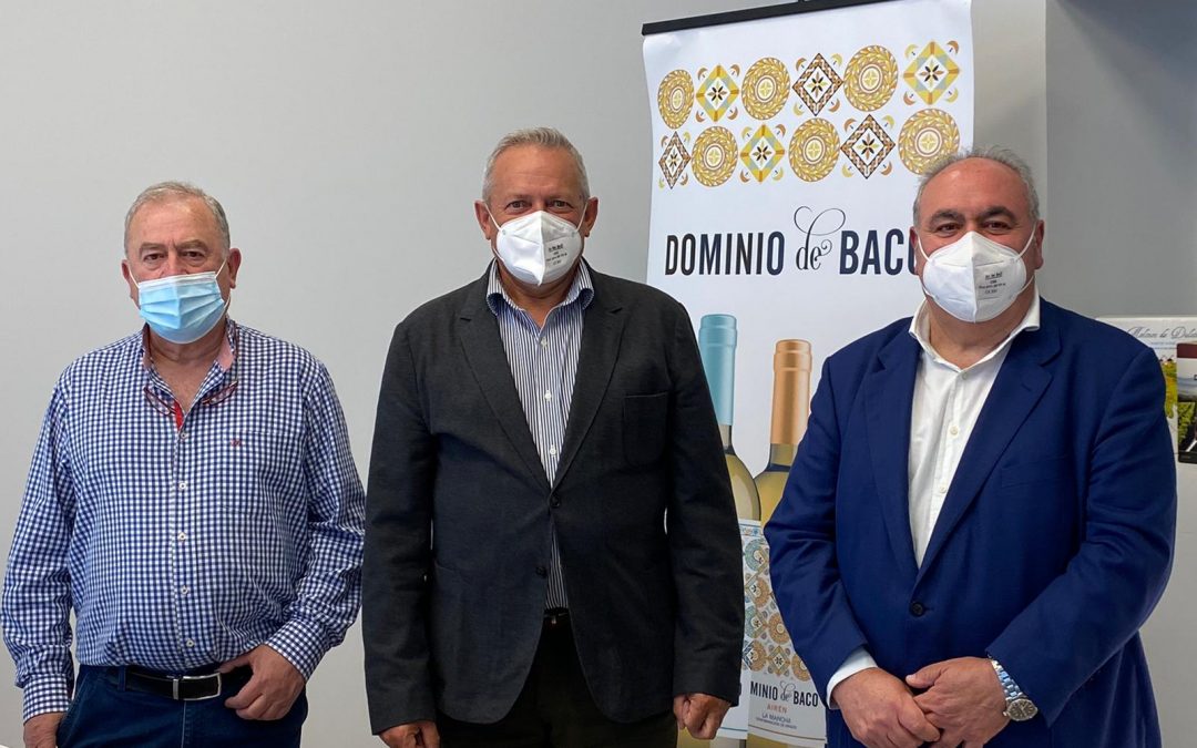 Tirado se reúne con Ángel Villafranca para hablar del vino y la ley de cadena alimentaria