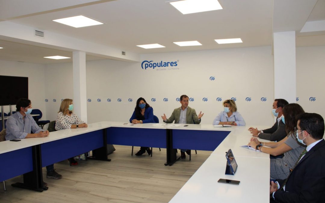 Velázquez muestra su compromiso para ayudar y apoyar a los alcaldes y concejales del PP en la labor crucial que desarrollan en la provincia