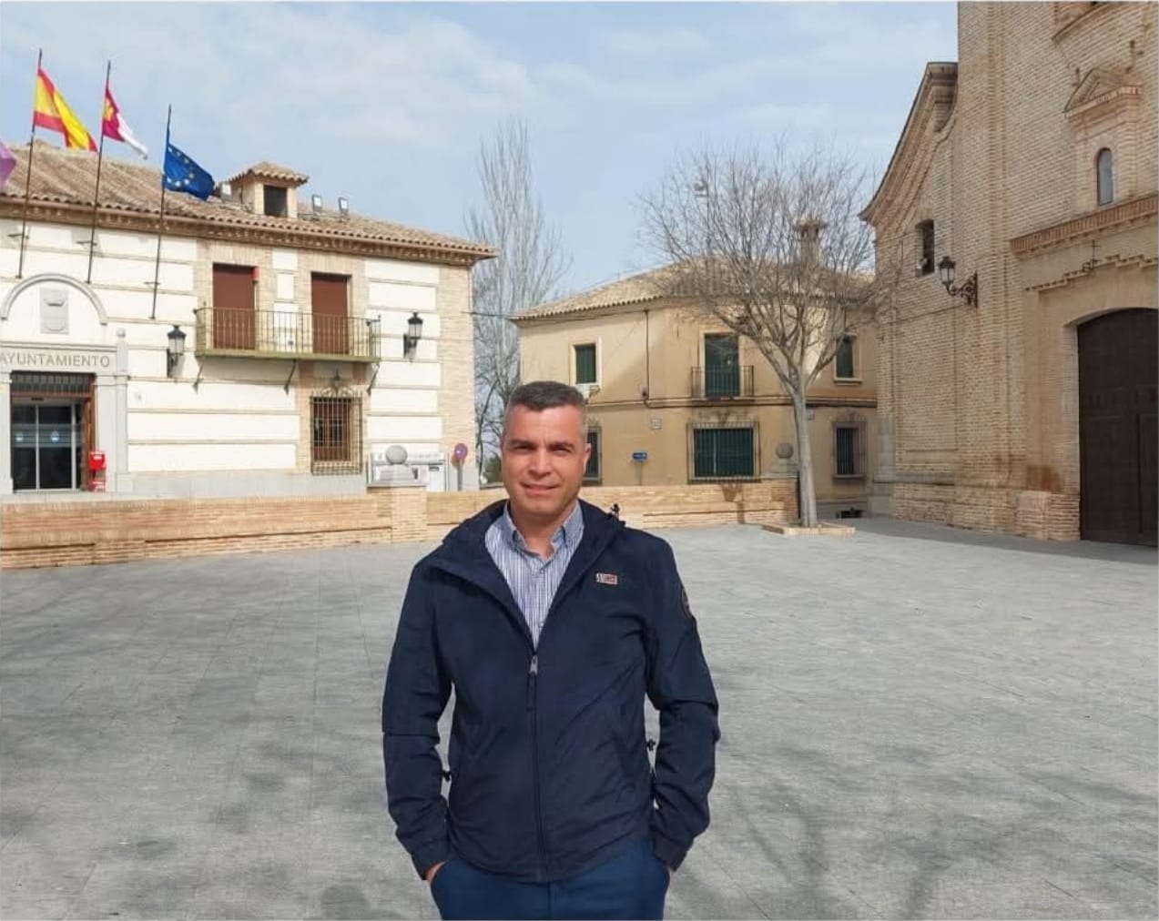 Portavoz del PP de Olías del Rey en la plaza de la iglesia – 260326